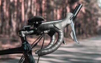 Co to jest manetka w motorze?