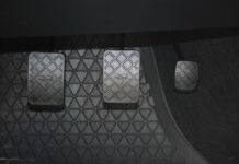 Jak puszczać sprzęgło w motorze?