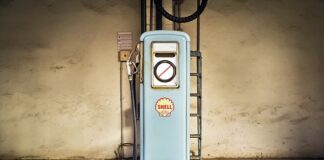 Czy benzyna niszczy lakier samochodowy?