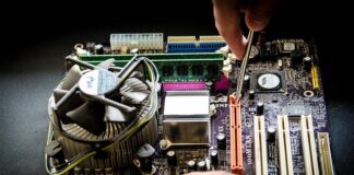 Czy wolno naprawiać czyścić lub smarować elementy maszyn podczas ich pracy?