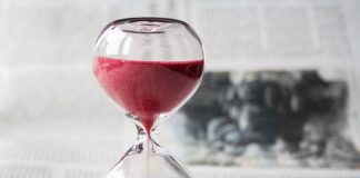 Po jakim czasie nakłada się lakier bezbarwny?