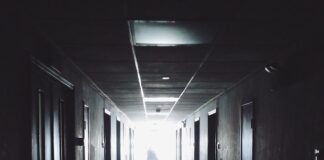 Jak awaryjnie otworzyć maskę w BMW e46?