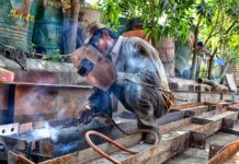 Dlaczego spawarka wypala dziury?